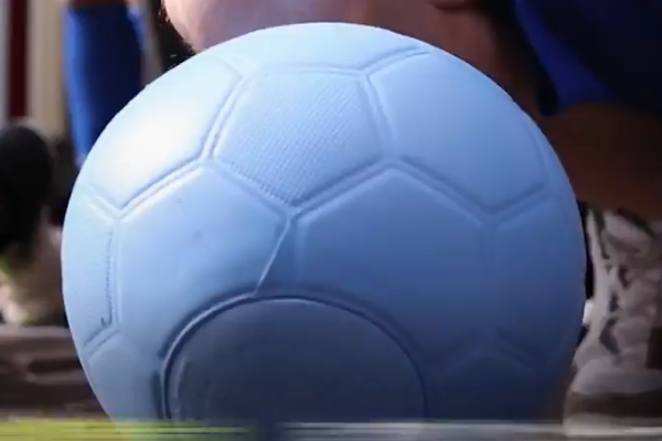 貧しい子供達に壊れないサッカーボールを配る「One World Play Project」